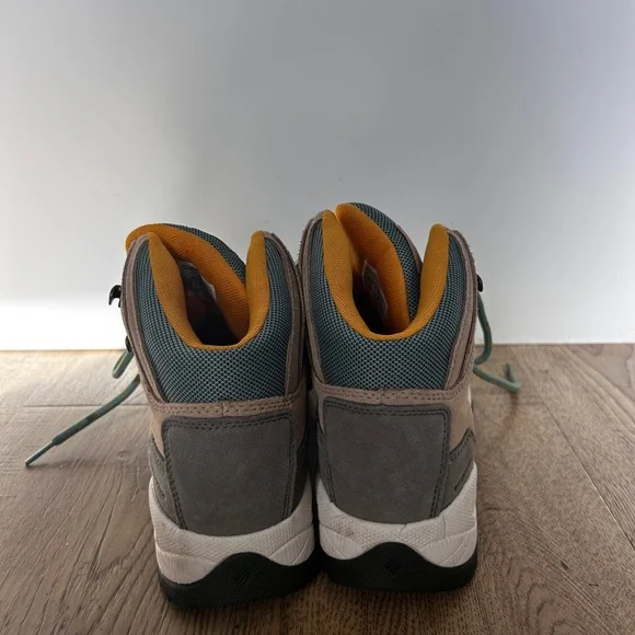 Women’s Columbia Hiking Boots - Picture 3 of 4